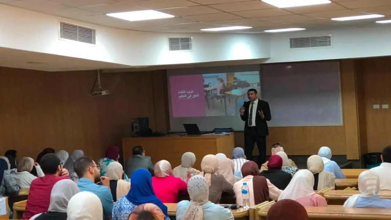 تدريب مرشدين في جامعة مصر للعلوم على حقوق التعامل مع ذوي الإعاقة